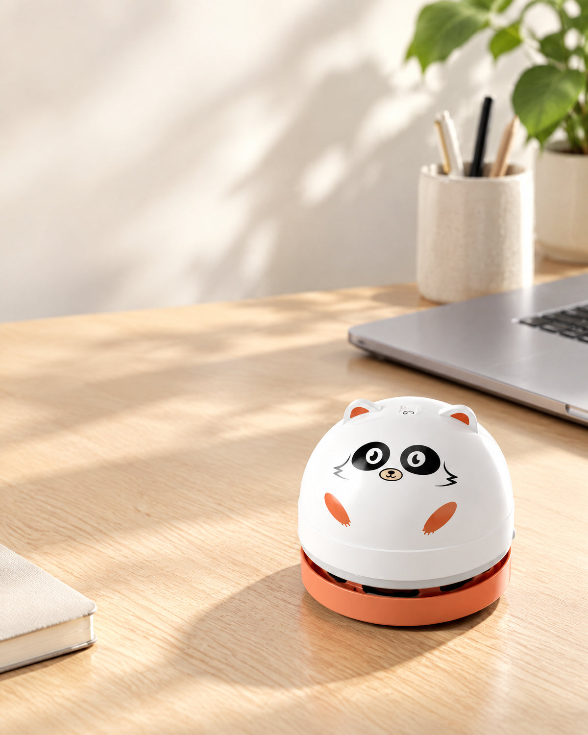 DeskVac Panda auf einem hellen Homeoffice-Schreibtisch