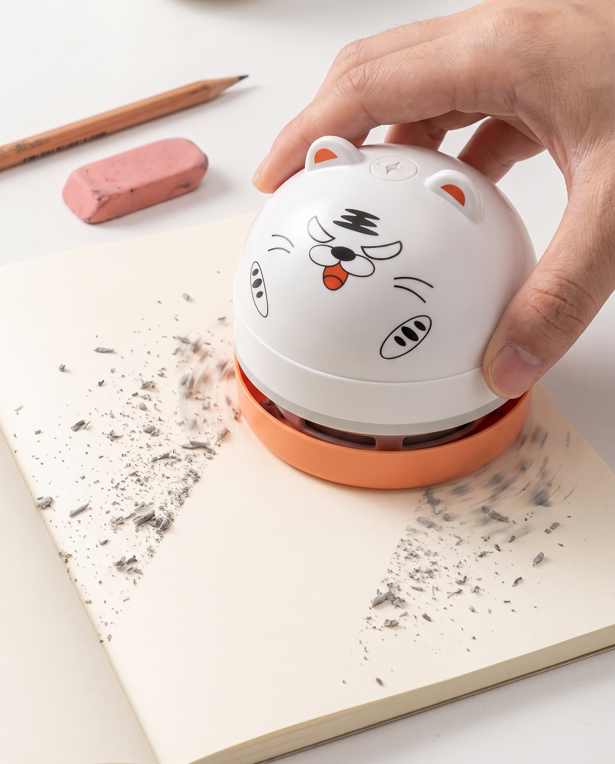 DeskVac Katze – Frech saugt Radiergummi-Krümel vom Heft
